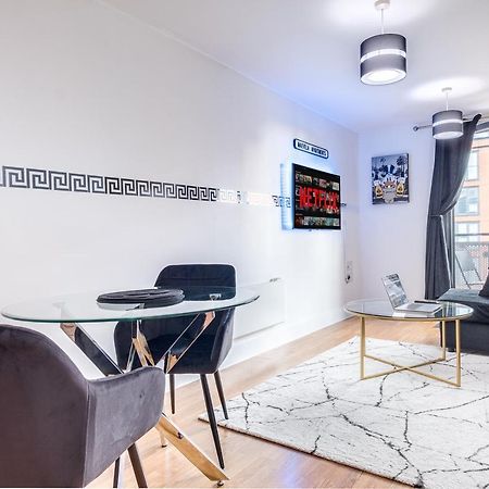 Maevela Apartments - Arcadian Versace Themed Apt ☆ Huge Balcony / Free Parking → Free Netflix -2 Min Walk From Birmingham Hippodrome Theatre, Arcadian, China Town, Sidewalk Club, Gay Village, 5 Mins From New Street Train Station - Birmingham Grand Ce Buitenkant foto