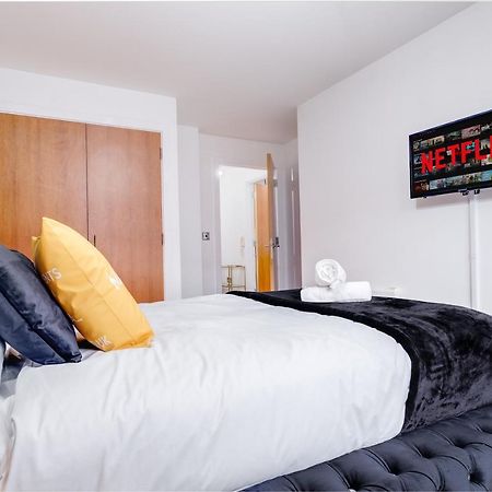 Maevela Apartments - Arcadian Versace Themed Apt ☆ Huge Balcony / Free Parking → Free Netflix -2 Min Walk From Birmingham Hippodrome Theatre, Arcadian, China Town, Sidewalk Club, Gay Village, 5 Mins From New Street Train Station - Birmingham Grand Ce Buitenkant foto