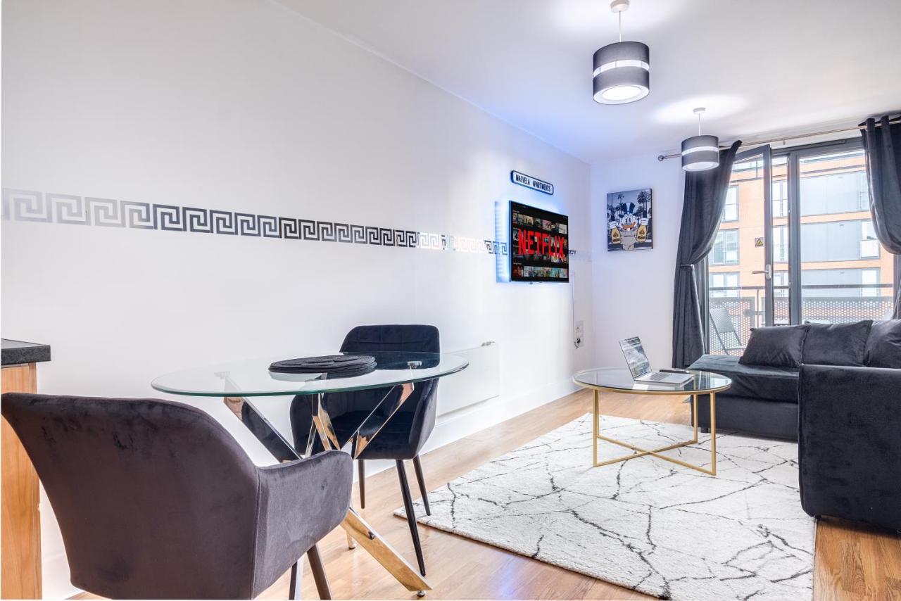 Maevela Apartments - Arcadian Versace Themed Apt ☆ Huge Balcony / Free Parking → Free Netflix -2 Min Walk From Birmingham Hippodrome Theatre, Arcadian, China Town, Sidewalk Club, Gay Village, 5 Mins From New Street Train Station - Birmingham Grand Ce Buitenkant foto