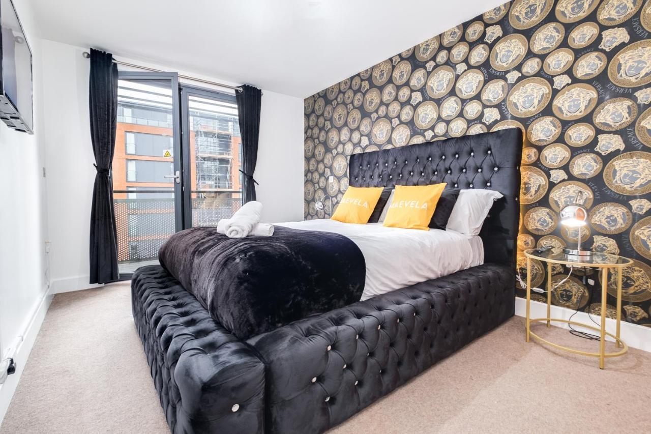 Maevela Apartments - Arcadian Versace Themed Apt ☆ Huge Balcony / Free Parking → Free Netflix -2 Min Walk From Birmingham Hippodrome Theatre, Arcadian, China Town, Sidewalk Club, Gay Village, 5 Mins From New Street Train Station - Birmingham Grand Ce Buitenkant foto