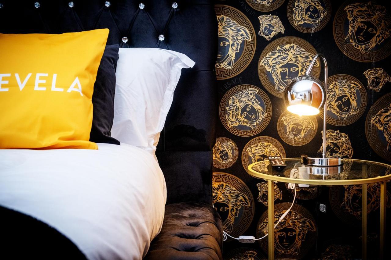 Maevela Apartments - Arcadian Versace Themed Apt ☆ Huge Balcony / Free Parking → Free Netflix -2 Min Walk From Birmingham Hippodrome Theatre, Arcadian, China Town, Sidewalk Club, Gay Village, 5 Mins From New Street Train Station - Birmingham Grand Ce Buitenkant foto