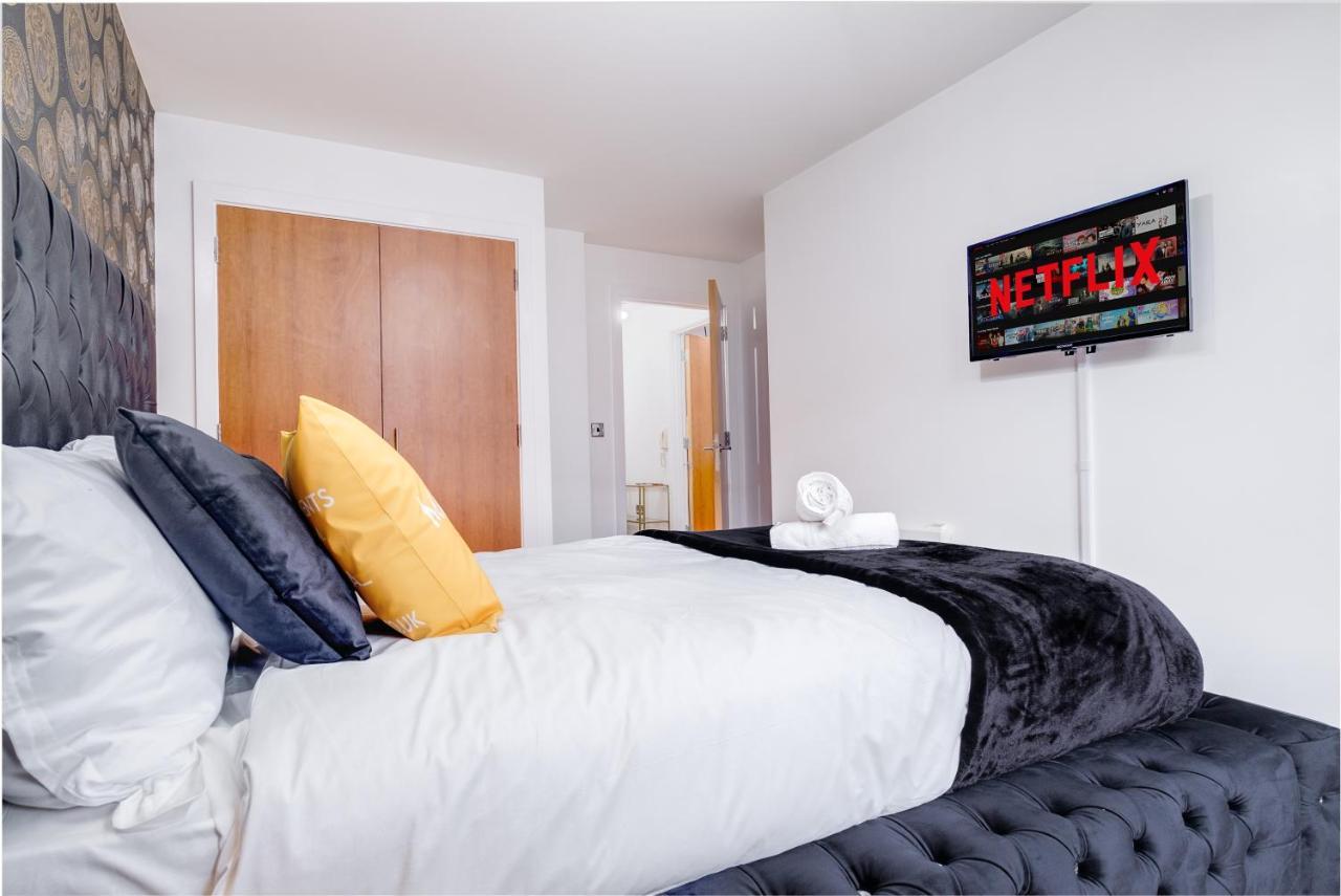 Maevela Apartments - Arcadian Versace Themed Apt ☆ Huge Balcony / Free Parking → Free Netflix -2 Min Walk From Birmingham Hippodrome Theatre, Arcadian, China Town, Sidewalk Club, Gay Village, 5 Mins From New Street Train Station - Birmingham Grand Ce Buitenkant foto