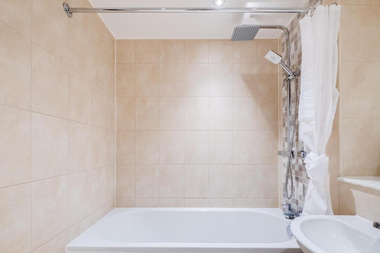 Maevela Apartments - Arcadian Versace Themed Apt ☆ Huge Balcony / Free Parking → Free Netflix -2 Min Walk From Birmingham Hippodrome Theatre, Arcadian, China Town, Sidewalk Club, Gay Village, 5 Mins From New Street Train Station - Birmingham Grand Ce Buitenkant foto