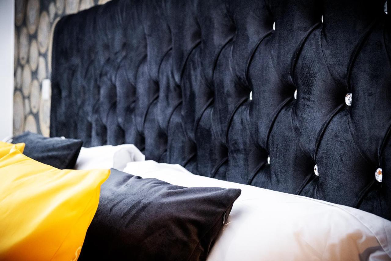Maevela Apartments - Arcadian Versace Themed Apt ☆ Huge Balcony / Free Parking → Free Netflix -2 Min Walk From Birmingham Hippodrome Theatre, Arcadian, China Town, Sidewalk Club, Gay Village, 5 Mins From New Street Train Station - Birmingham Grand Ce Buitenkant foto
