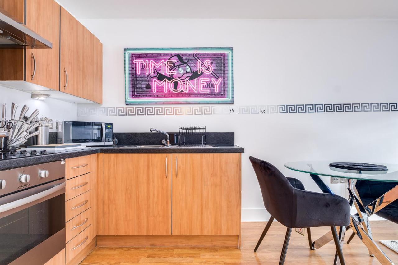 Maevela Apartments - Arcadian Versace Themed Apt ☆ Huge Balcony / Free Parking → Free Netflix -2 Min Walk From Birmingham Hippodrome Theatre, Arcadian, China Town, Sidewalk Club, Gay Village, 5 Mins From New Street Train Station - Birmingham Grand Ce Buitenkant foto