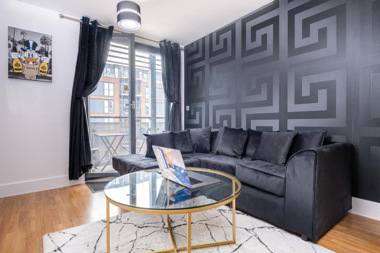 Maevela Apartments - Arcadian Versace Themed Apt ☆ Huge Balcony / Free Parking → Free Netflix -2 Min Walk From Birmingham Hippodrome Theatre, Arcadian, China Town, Sidewalk Club, Gay Village, 5 Mins From New Street Train Station - Birmingham Grand Ce Buitenkant foto