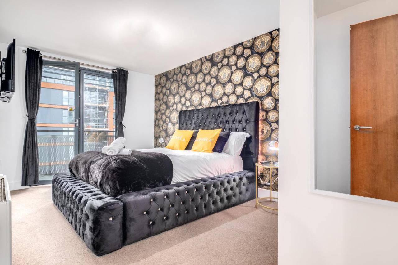 Maevela Apartments - Arcadian Versace Themed Apt ☆ Huge Balcony / Free Parking → Free Netflix -2 Min Walk From Birmingham Hippodrome Theatre, Arcadian, China Town, Sidewalk Club, Gay Village, 5 Mins From New Street Train Station - Birmingham Grand Ce Buitenkant foto