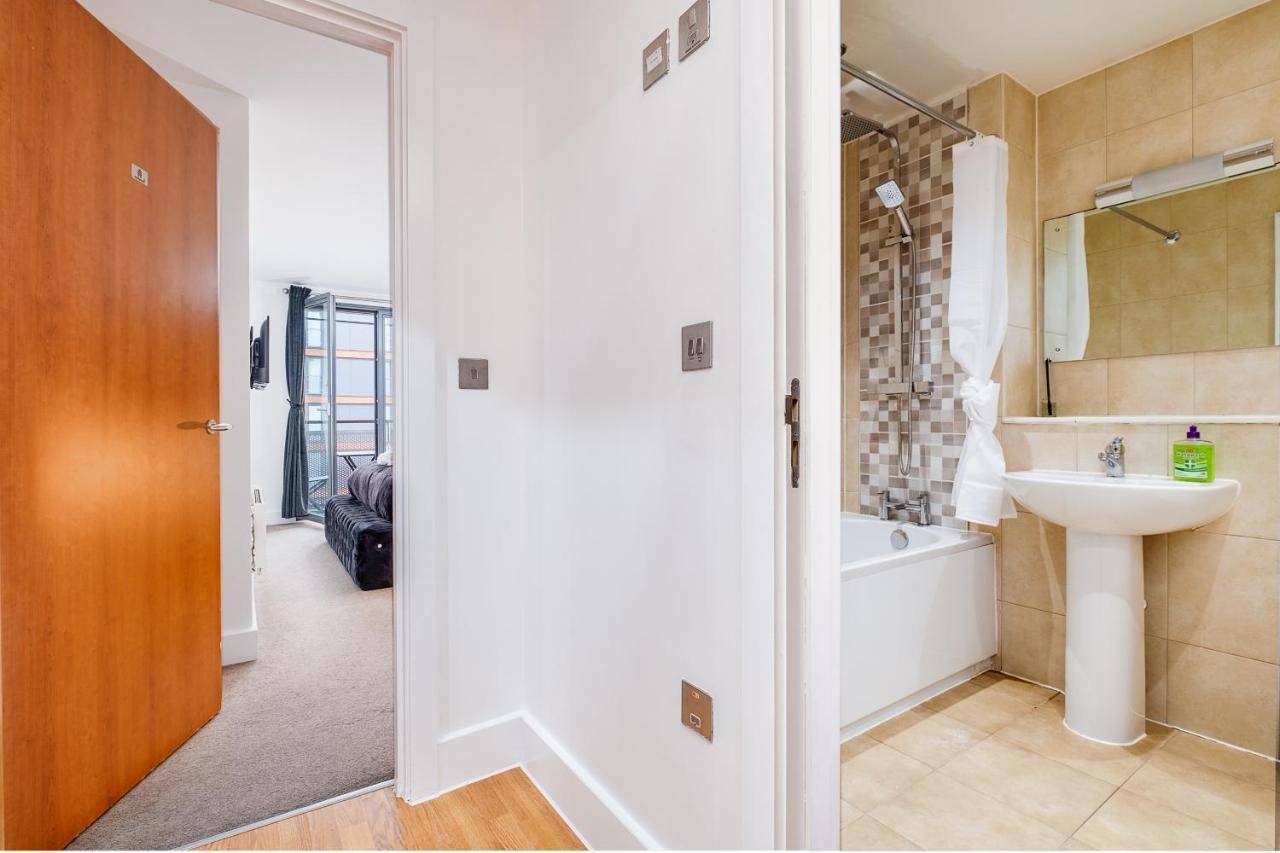 Maevela Apartments - Arcadian Versace Themed Apt ☆ Huge Balcony / Free Parking → Free Netflix -2 Min Walk From Birmingham Hippodrome Theatre, Arcadian, China Town, Sidewalk Club, Gay Village, 5 Mins From New Street Train Station - Birmingham Grand Ce Buitenkant foto