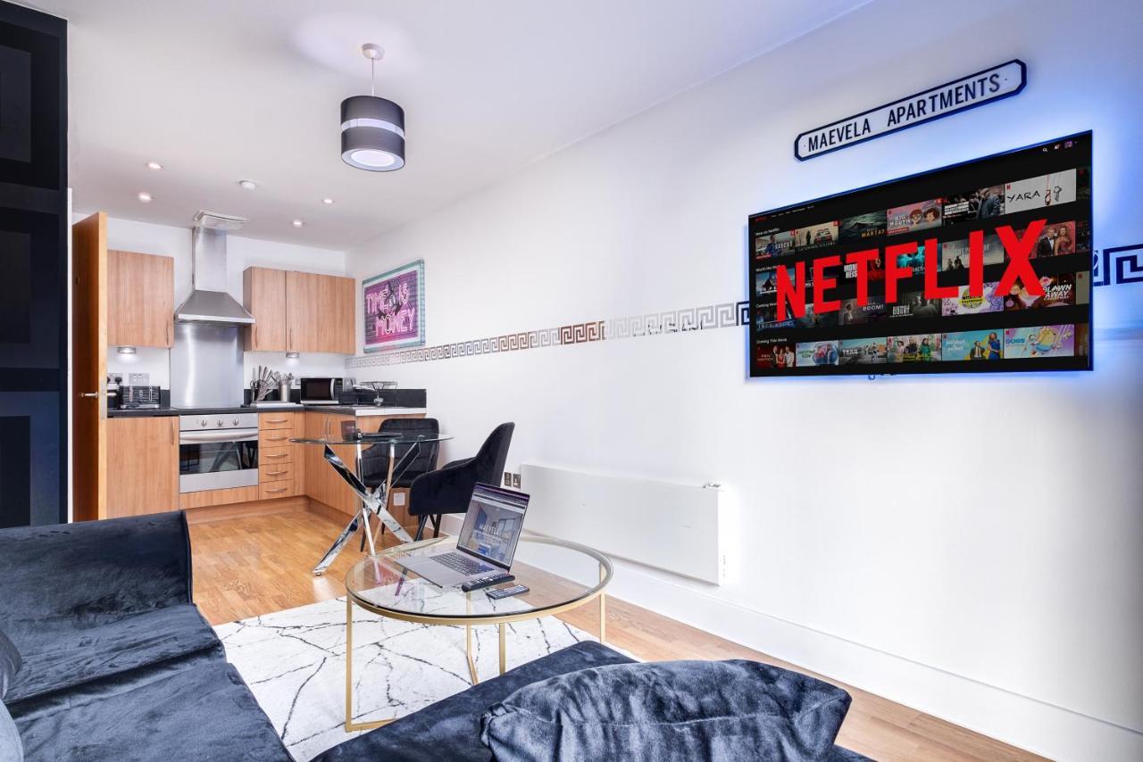Maevela Apartments - Arcadian Versace Themed Apt ☆ Huge Balcony / Free Parking → Free Netflix -2 Min Walk From Birmingham Hippodrome Theatre, Arcadian, China Town, Sidewalk Club, Gay Village, 5 Mins From New Street Train Station - Birmingham Grand Ce Buitenkant foto