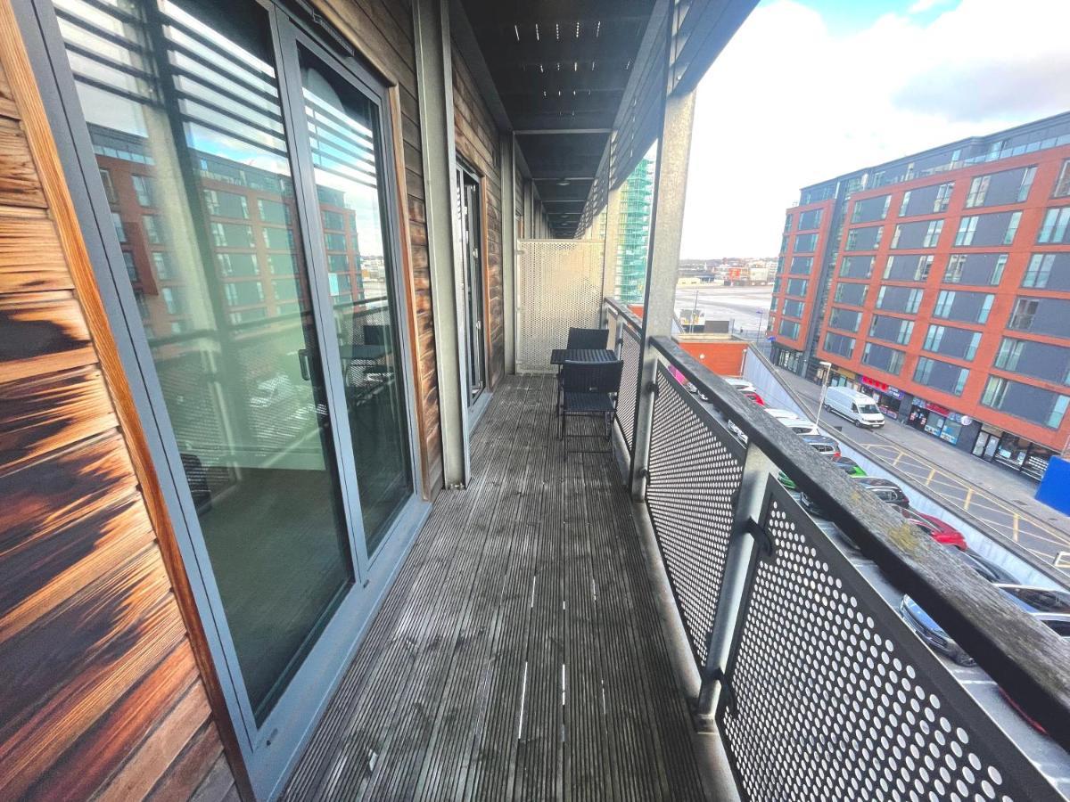 Maevela Apartments - Arcadian Versace Themed Apt ☆ Huge Balcony / Free Parking → Free Netflix -2 Min Walk From Birmingham Hippodrome Theatre, Arcadian, China Town, Sidewalk Club, Gay Village, 5 Mins From New Street Train Station - Birmingham Grand Ce Buitenkant foto