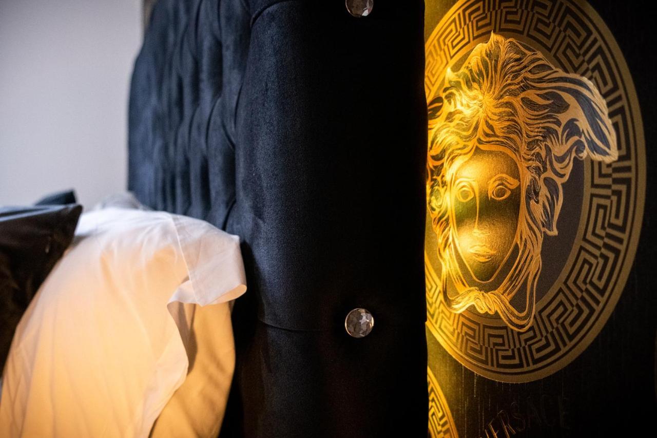 Maevela Apartments - Arcadian Versace Themed Apt ☆ Huge Balcony / Free Parking → Free Netflix -2 Min Walk From Birmingham Hippodrome Theatre, Arcadian, China Town, Sidewalk Club, Gay Village, 5 Mins From New Street Train Station - Birmingham Grand Ce Buitenkant foto