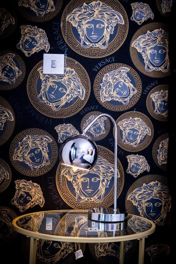 Maevela Apartments - Arcadian Versace Themed Apt ☆ Huge Balcony / Free Parking → Free Netflix -2 Min Walk From Birmingham Hippodrome Theatre, Arcadian, China Town, Sidewalk Club, Gay Village, 5 Mins From New Street Train Station - Birmingham Grand Ce Buitenkant foto