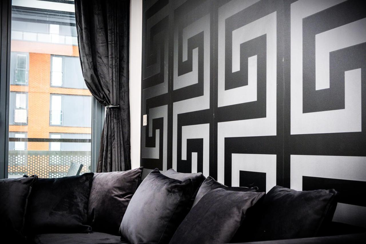 Maevela Apartments - Arcadian Versace Themed Apt ☆ Huge Balcony / Free Parking → Free Netflix -2 Min Walk From Birmingham Hippodrome Theatre, Arcadian, China Town, Sidewalk Club, Gay Village, 5 Mins From New Street Train Station - Birmingham Grand Ce Buitenkant foto